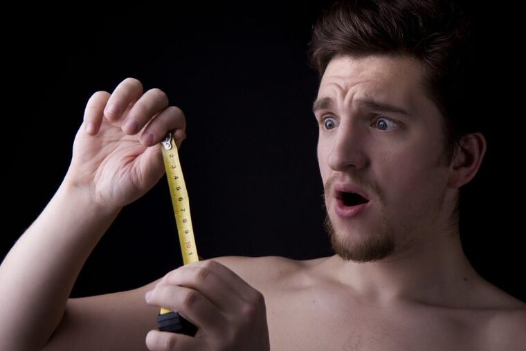 一个男人在阴茎增大之前用泵测量他的阴茎